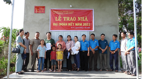 Bàn giao nhà đại đoàn kết cho hộ nghèo ở thôn Bình Sơn, xã Ea Tir